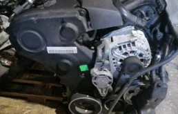 Двигатель без навесного для Audi A4 2001 года на фотографиях