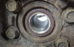 Кулак поворотный правый для Nissan X-Trail 2012 года на фотографиях