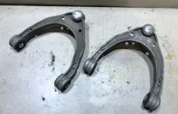 Рычаг передний левый верхний для Volkswagen Touareg 2008 года на фотографиях