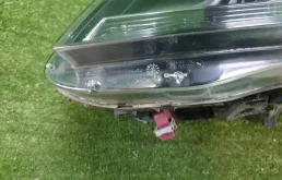 Крышка форсунки фароомывателя левая для Mercedes-Benz C class на фотографиях