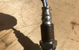 Лямбда-зонд (верхний) для Nissan X-Trail на фотографиях