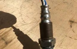 Лямбда-зонд (верхний) для Nissan X-Trail на фотографиях