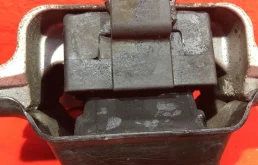 Опора двигателя передняя левая верхняя для Volkswagen Jetta 2005 года на фотографиях