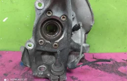 Кулак поворотный левый для Audi A6 2012 года на фотографиях