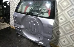 Дверь багажника для Toyota RAV4 2001 года на фотографиях