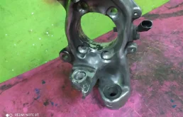 Кулак поворотный левый для Audi A6 2008 года на фотографиях