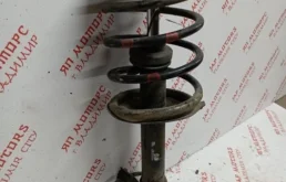 Амортизатор передний левый для Nissan X-Trail 2004 года на фотографиях