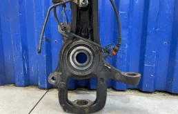 Кулак поворотный правый для Volkswagen Touareg 2004 года на фотографиях