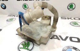 Бачок стеклоомывателя передний для Skoda Octavia 2010 года на фотографиях