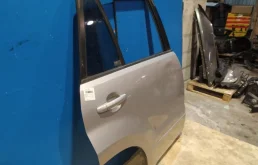 Дверь задняя правая для Suzuki Grand Vitara 2007 года на фотографиях