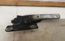 Петля капота левая для Renault Logan на фотографиях