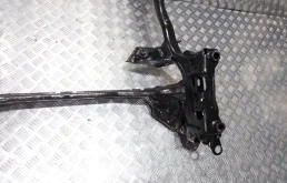 Подрамник двигателя для Audi A6 2015 года на фотографиях