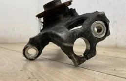 Кулак поворотный левый для Audi A4 2014 года на фотографиях