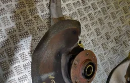 Кулак поворотный левый для Audi A4 2013 года на фотографиях