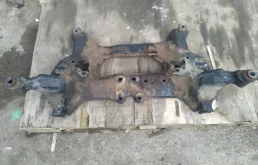 Подрамник двигателя для Nissan X-Trail 2004 года на фотографиях