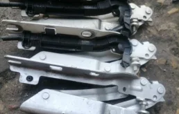 Петля капота левая для Volkswagen Jetta 2005 года на фотографиях