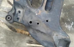 Подрамник двигателя для Nissan X-Trail 2004 года на фотографиях