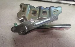 Петля капота левая для Kia Sportage на фотографиях