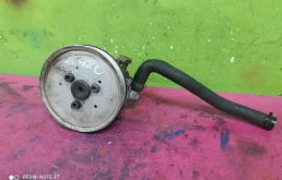 Насос ГУР для Audi A4 2001 года на фотографиях