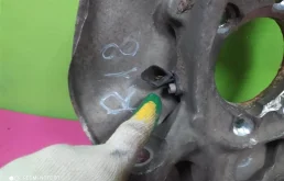 Кулак поворотный правый для Audi A4 2009 года на фотографиях