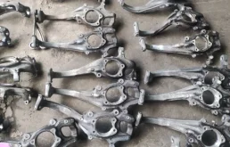 Кулак поворотный левый для Audi A6 2012 года на фотографиях