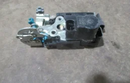 Уплотнитель передней правой двери для Chevrolet Lacetti 2008 года на фотографиях