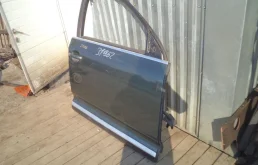 Дверь передняя правая для Volkswagen Touareg 2005 года на фотографиях