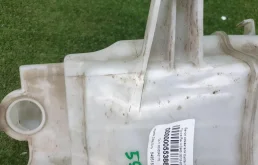 Бачок стеклоомывателя передний для Toyota RAV4 2019 года на фотографиях