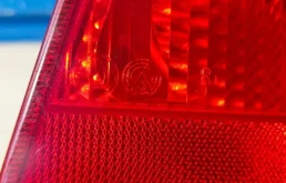 Фонарь внешний правый для Skoda Octavia 2000 года на фотографиях