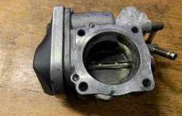 Дроссельная заслонка для Skoda Octavia 2008 года на фотографиях