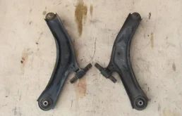 Рычаг передний правый нижний для Nissan X-Trail 2008 года на фотографиях