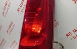 Фонарь внешний правый для Nissan X-Trail 2005 года на фотографиях