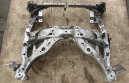 Подрамник двигателя для BMW 5er 2010 года на фотографиях