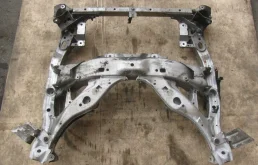 Подрамник двигателя для BMW 5er 2010 года на фотографиях