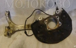 Кулак поворотный левый для Audi A4 2006 года на фотографиях