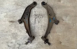 Рычаг передний правый нижний для Nissan Almera 2004 года на фотографиях