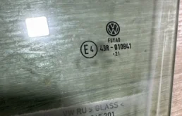 Стекло двери переднее левое для Volkswagen Tiguan 2021 года на фотографиях