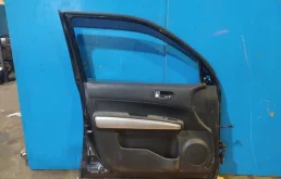 Дверь передняя левая для Nissan X-Trail 2001 года на фотографиях