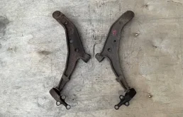 Рычаг передний правый нижний для Nissan Almera 2004 года на фотографиях