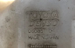 Бачок стеклоомывателя передний для Toyota RAV4 2003 года на фотографиях