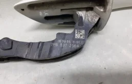 Уплотнитель передней правой двери для Volkswagen Touareg 2018 года на фотографиях