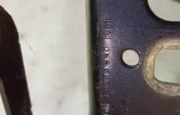 Петля капота левая для Opel Astra 2013 года на фотографиях