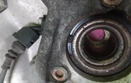 Кулак поворотный левый для Audi A6 2012 года на фотографиях