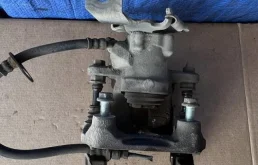 Суппорт задний правый для Toyota Auris 2010 года на фотографиях