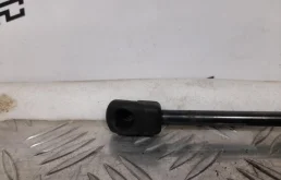 Амортизатор капота правый для Volkswagen Passat на фотографиях