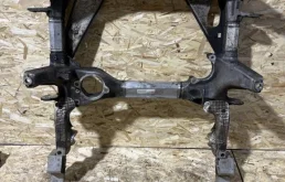 Подрамник двигателя для Porsche Panamera 2016 года на фотографиях