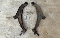 Рычаг передний правый нижний для Nissan Almera 2004 года на фотографиях