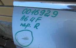 Дверь передняя правая для Audi A6 2002 года на фотографиях