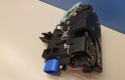 Уплотнитель передней правой двери для Volkswagen Touareg 2008 года на фотографиях