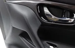 Уплотнитель передней правой двери для Nissan X-Trail 2022 года на фотографиях